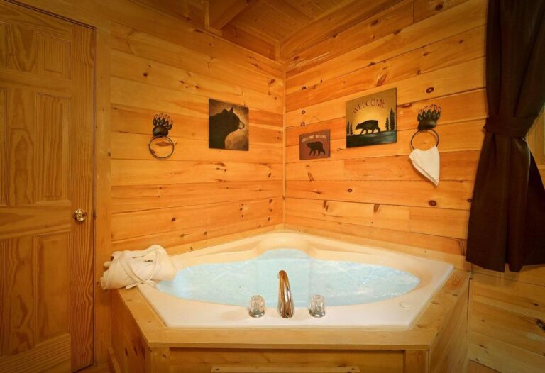 american treehouse #1708 jacuzzi1