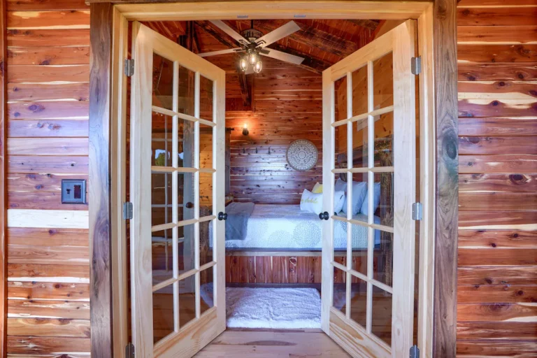 luxury treecabin bedroom