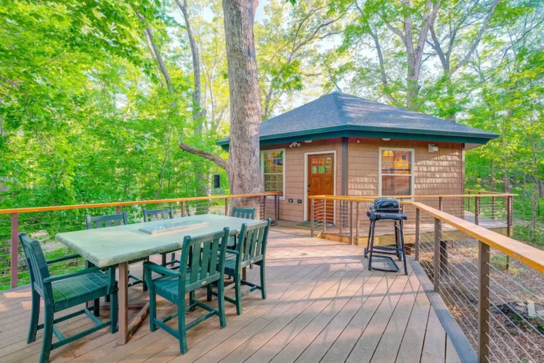 luxury treehouse deck