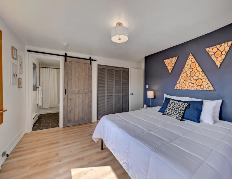 Bird Watching Log Cabin3