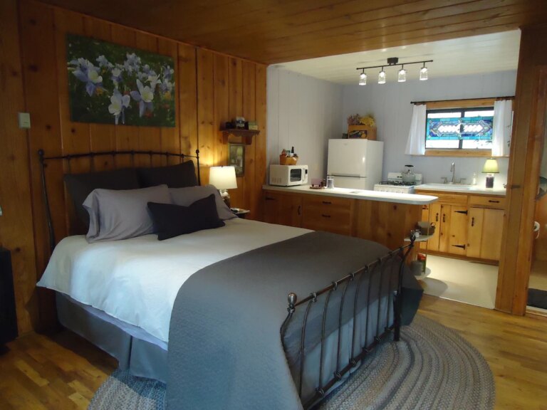 Canyon-escape-cabin-studio-along-Boulder-Creek-with-complete-kitchen-2-3.jpeg
