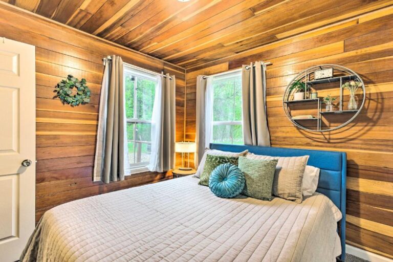 Cozy Creekside Cabin2