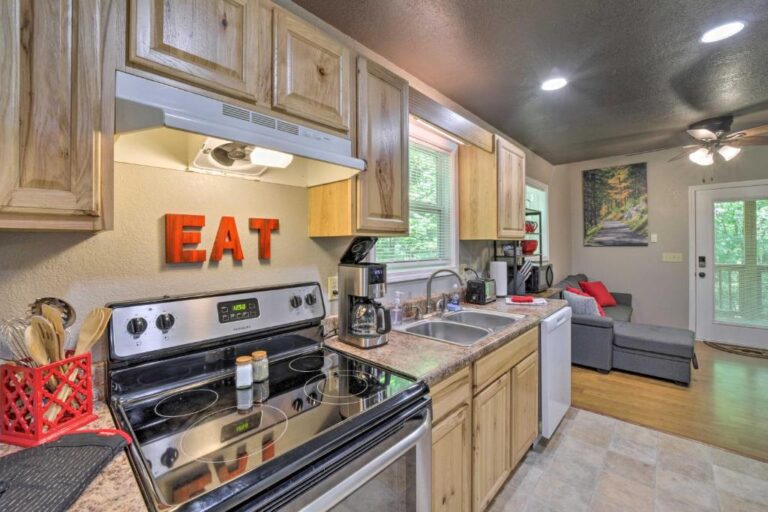 Cozy Whittier Cabin3