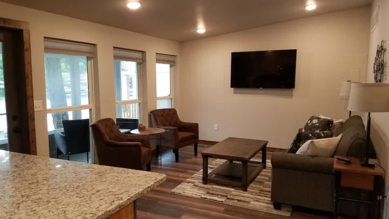 Remodeled Private Waterfront Cottage 1