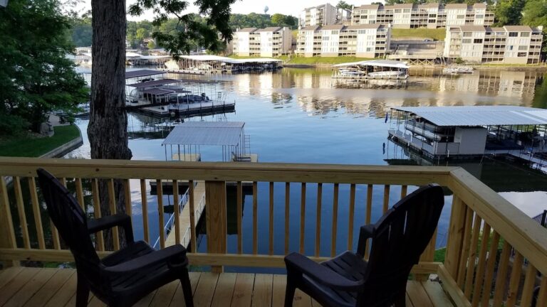 Remodeled Private Waterfront Cottage