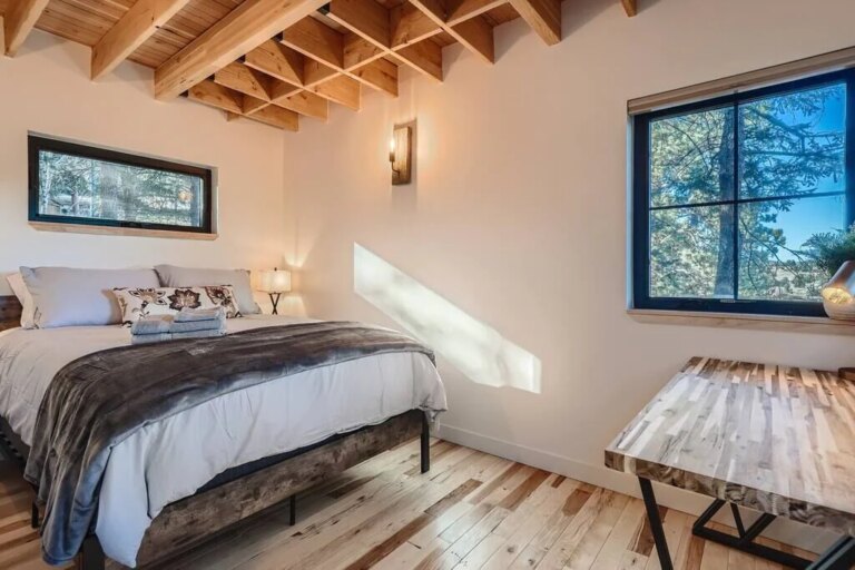 Upscale-Mountain-Treehouse-5.jpeg