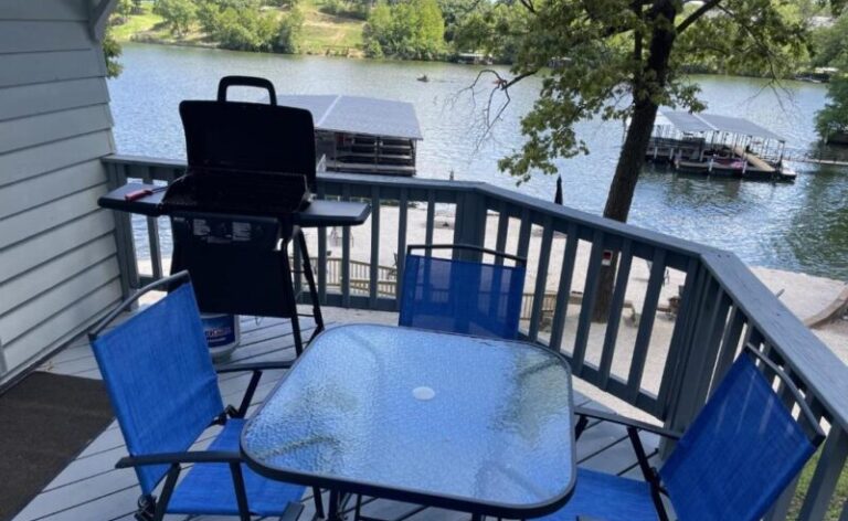 Lakeshore Fishing cabin 2