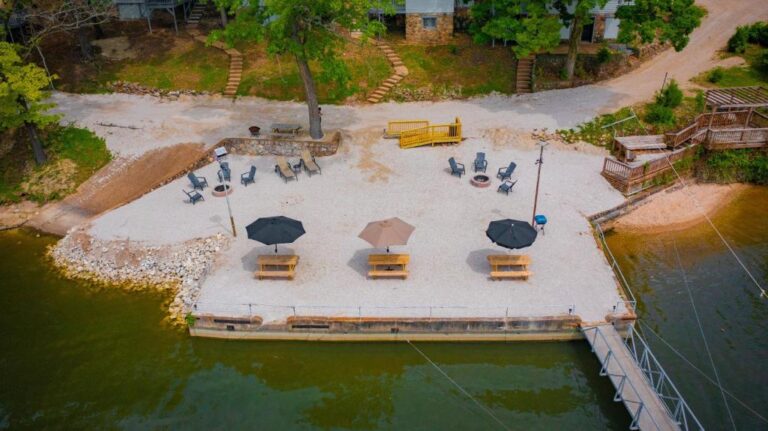 Lakeshore Fishing cabin 4