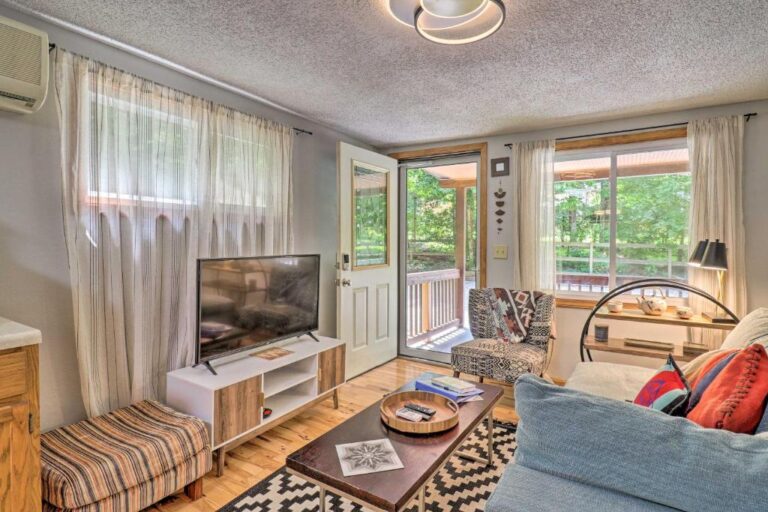 Vintage Creekside Cottage1