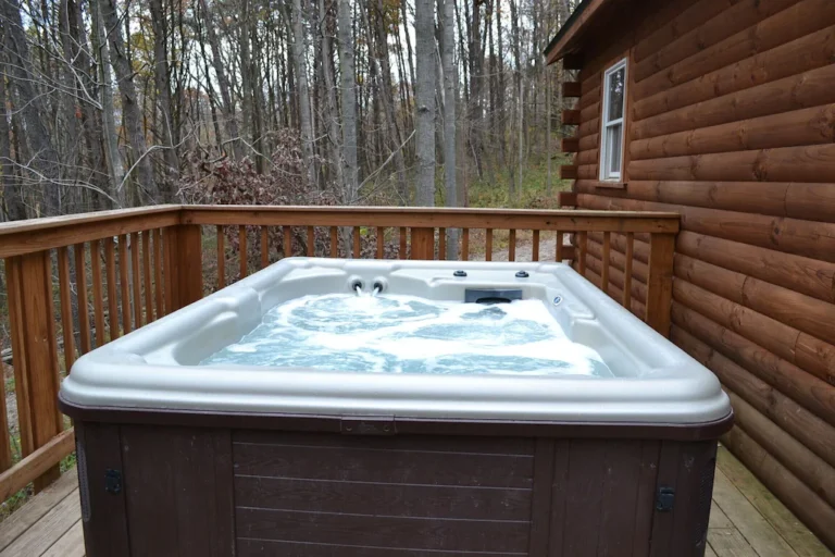 OVERLOOK CABIN hot tub