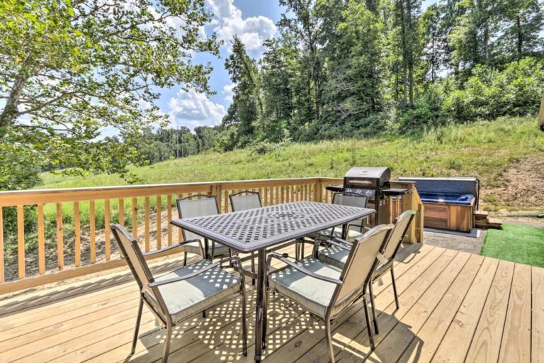 Clover-Cabin-with-Hot-Tub-and-Deck-in-Hocking-Hills3