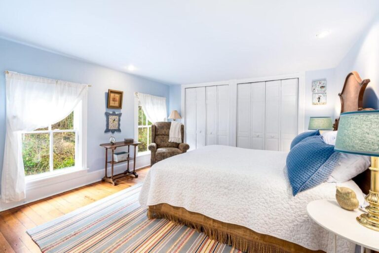 Enchanting-Cottage-Center-of-Historic-Downtown3