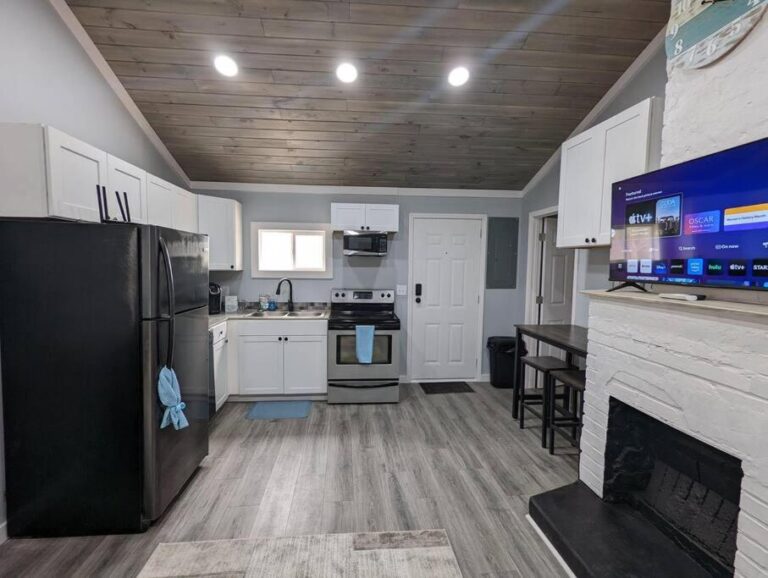 Summerlee Suite - Beautiful Remodeled Farmhouse