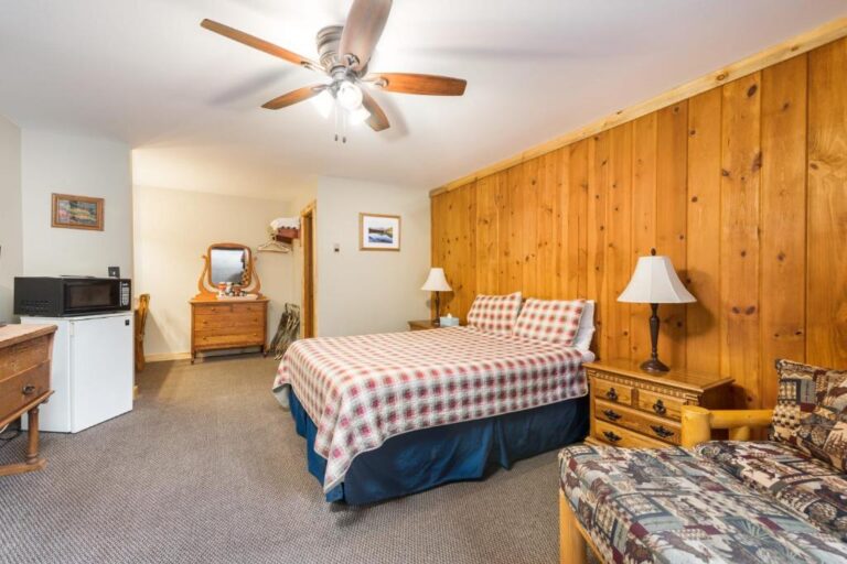 4 Seasons Inn on Fall River2