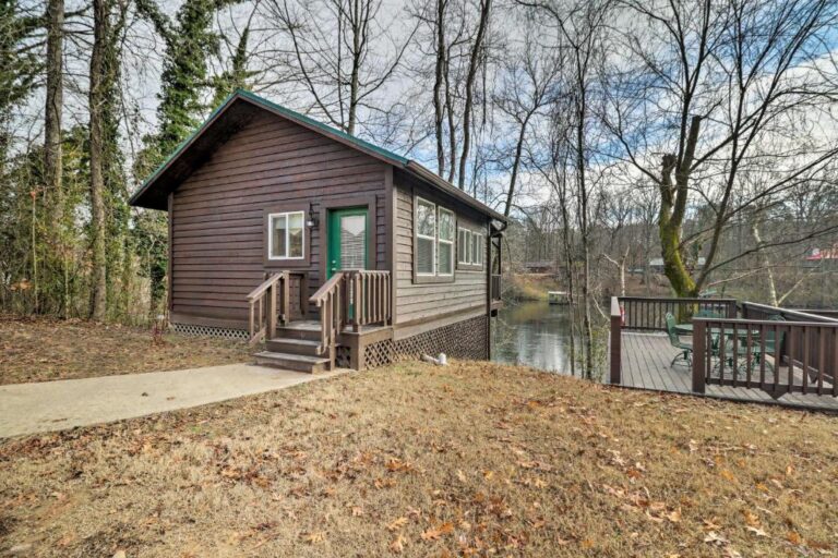 Cozy Heber Springs Cabin