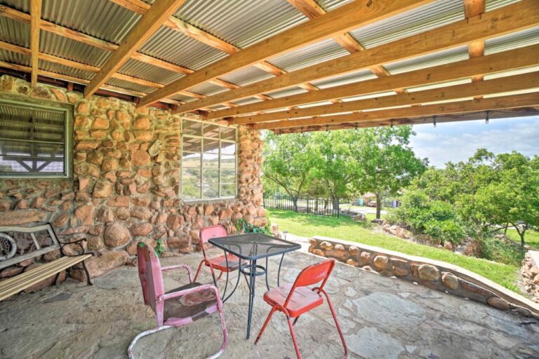 Enchanting-Hilltop-Cottage-in-Medicine-Park-3
