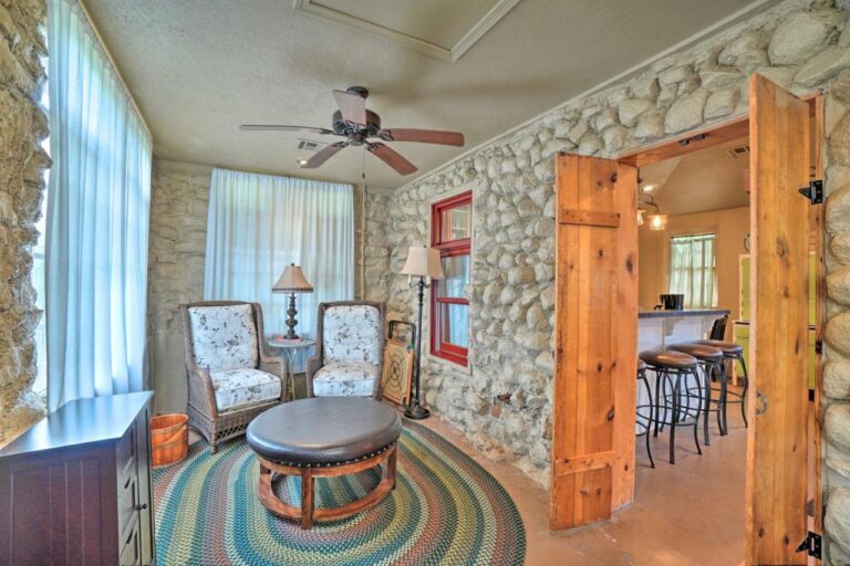 Enchanting-Hilltop-Cottage-in-Medicine-Park-4