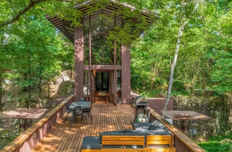 Famous Fay Jones designed cottage on Greers Ferry Lake, porch, propane torches!