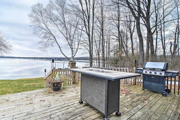 Pickerel-Lake-Retreat-w-Grill-15-Mi-to-Ski-6.jpeg
