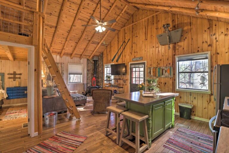 Scenic Greers Ferry Cabin1