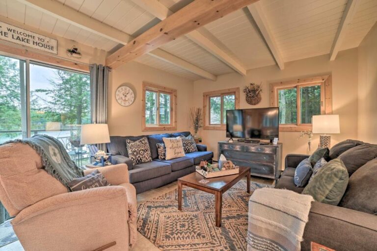 Tranquil Lake Cottage1