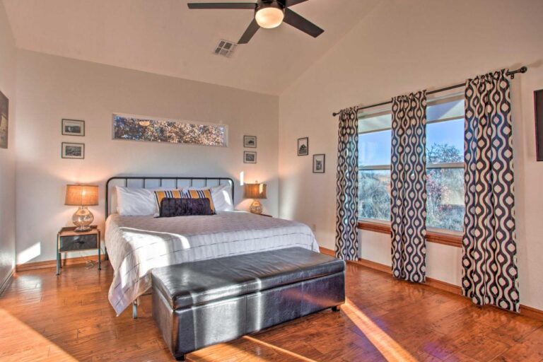 Updated-Cabin-with-360-Degree-Mtn-View-1-Mi-to-Lake-5