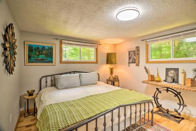 Vintage Creekside Cottage2