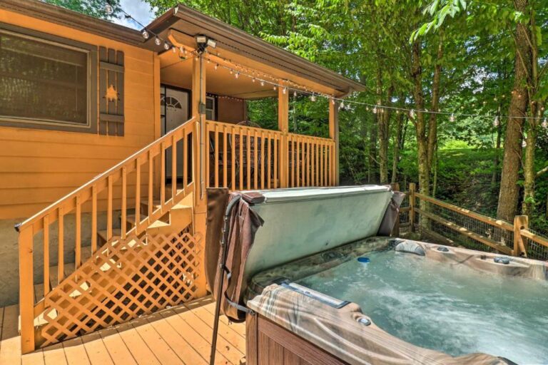 Vintage Creekside Cottage3
