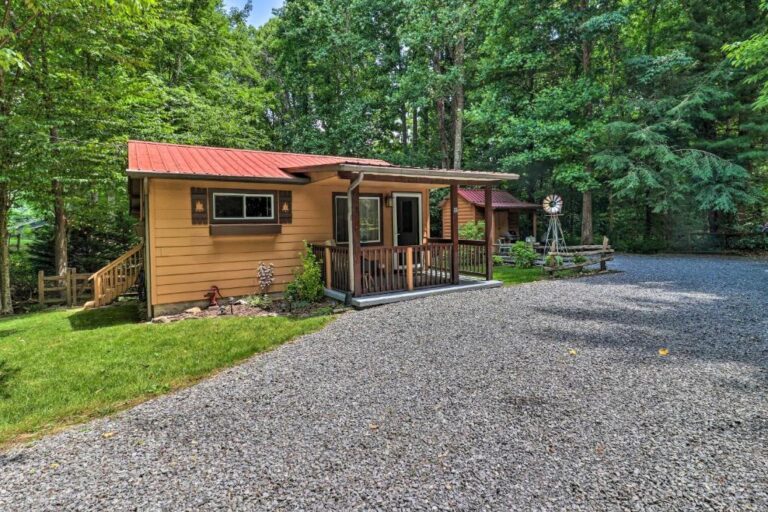Vintage Creekside Cottage4
