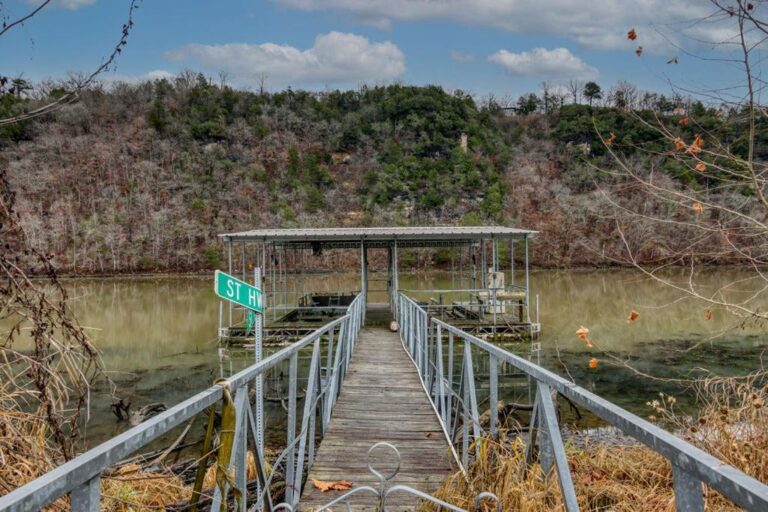 Cozy Lakefront Cottage 1