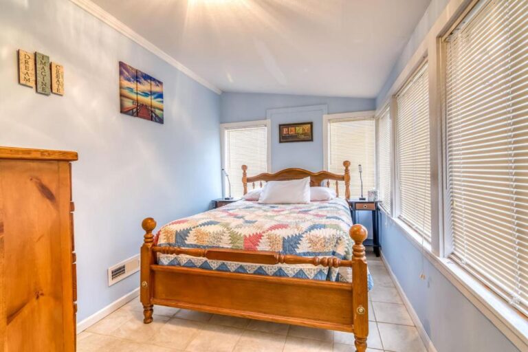 Cozy Lakefront Cottage 3