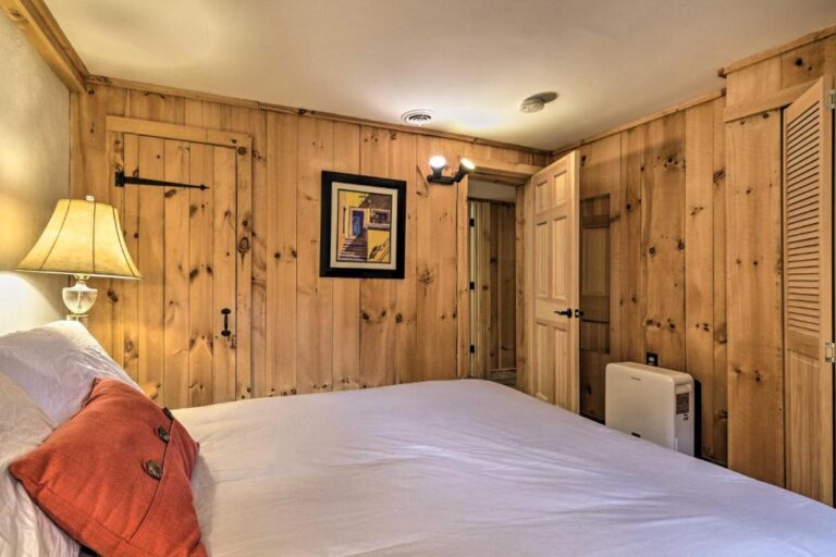 Inviting A-Frame Cabin3